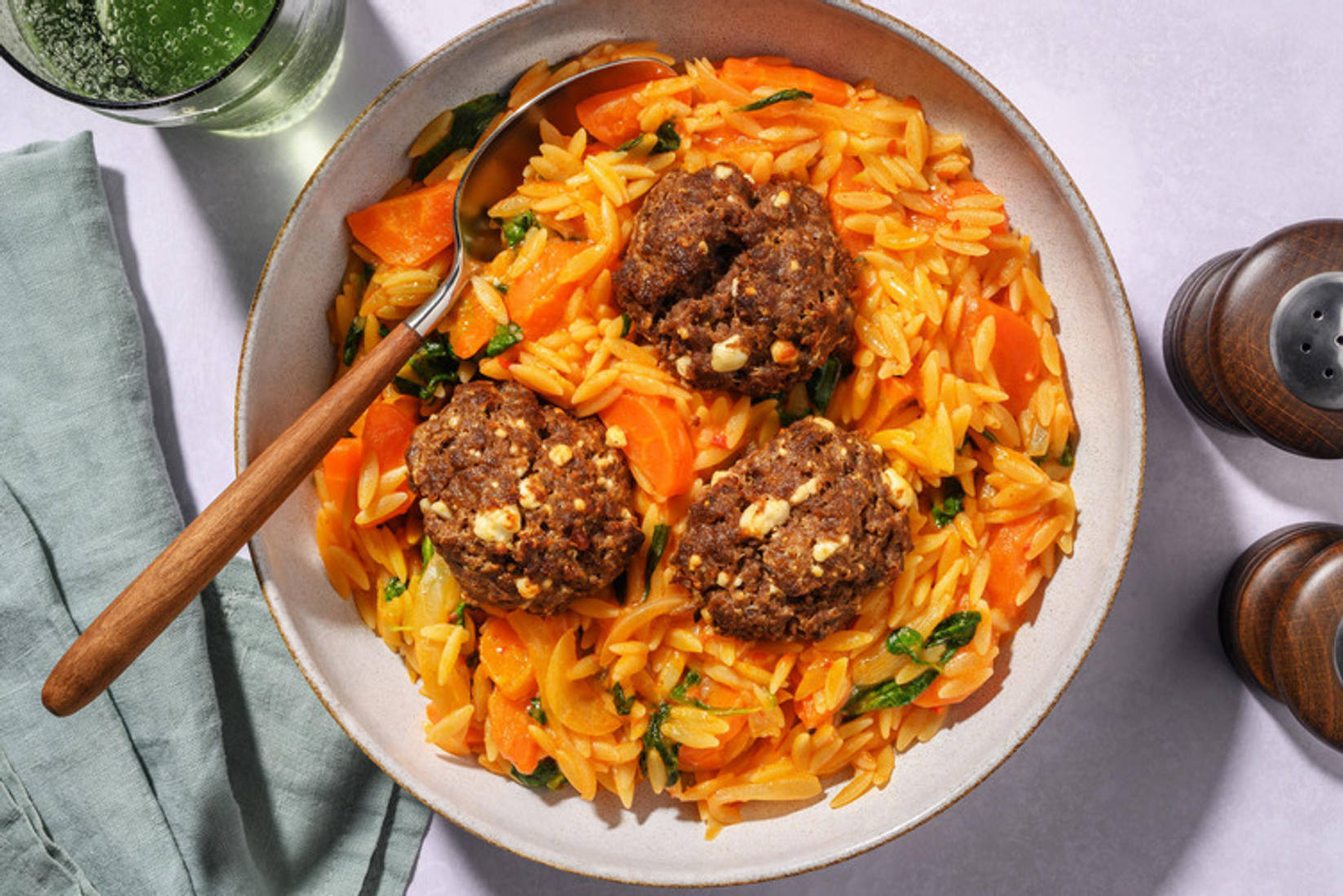 Bio-Rinder-Bifteki mit Hirtenkäse auf Gemüse-Orzo