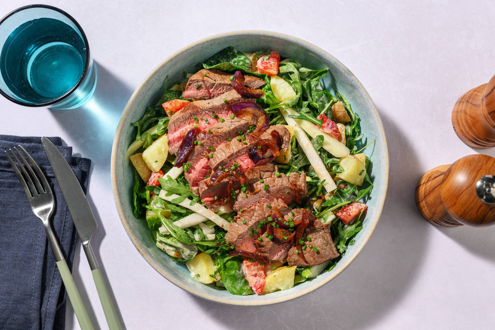 Steak met koolrabi-aardappelsalade