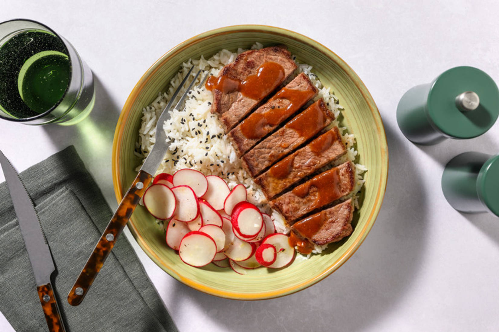 Tataki con extra de ternera con salsa de miso y ponzu