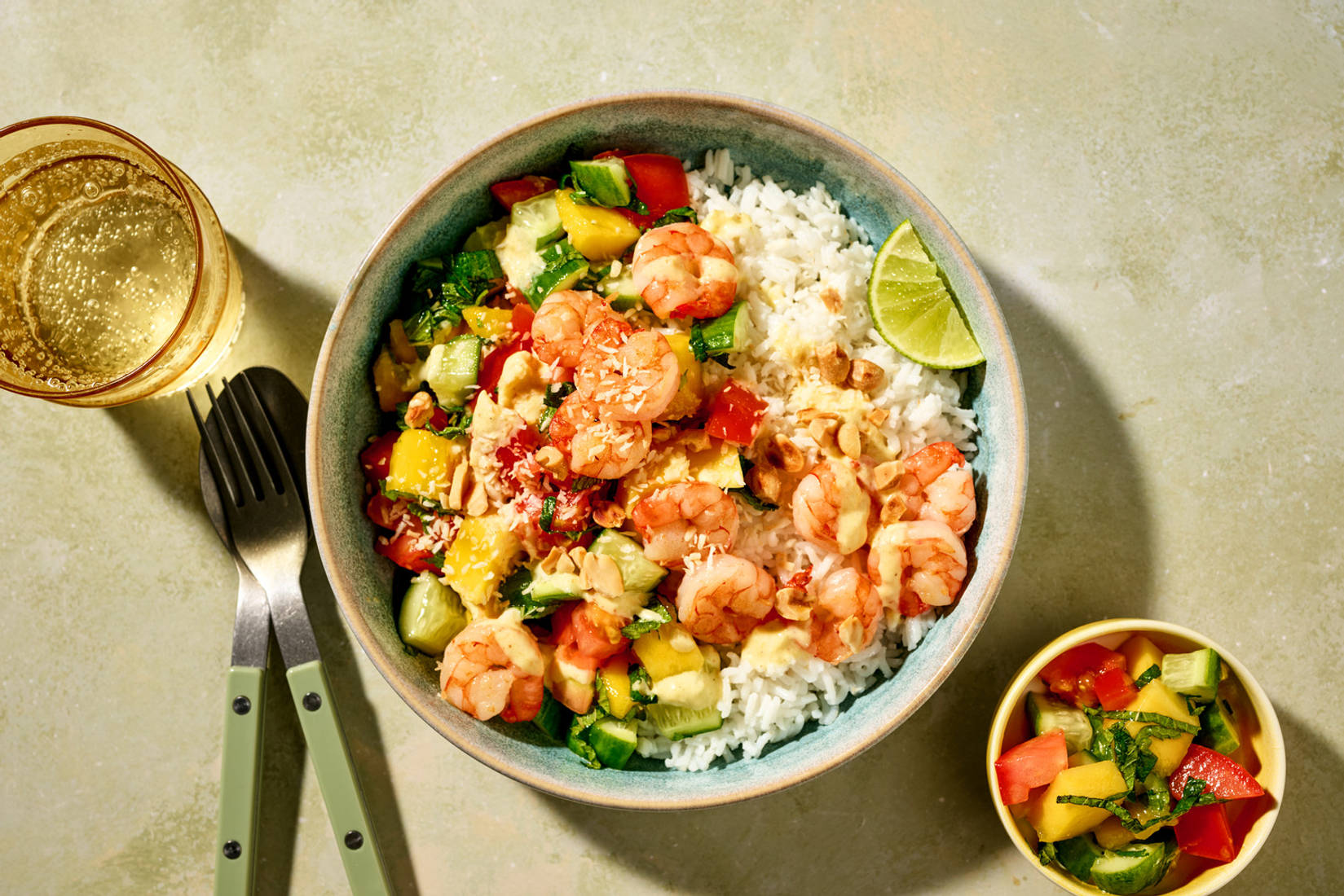 Bowl de crevettes à la mangue, cacahuètes & salsa