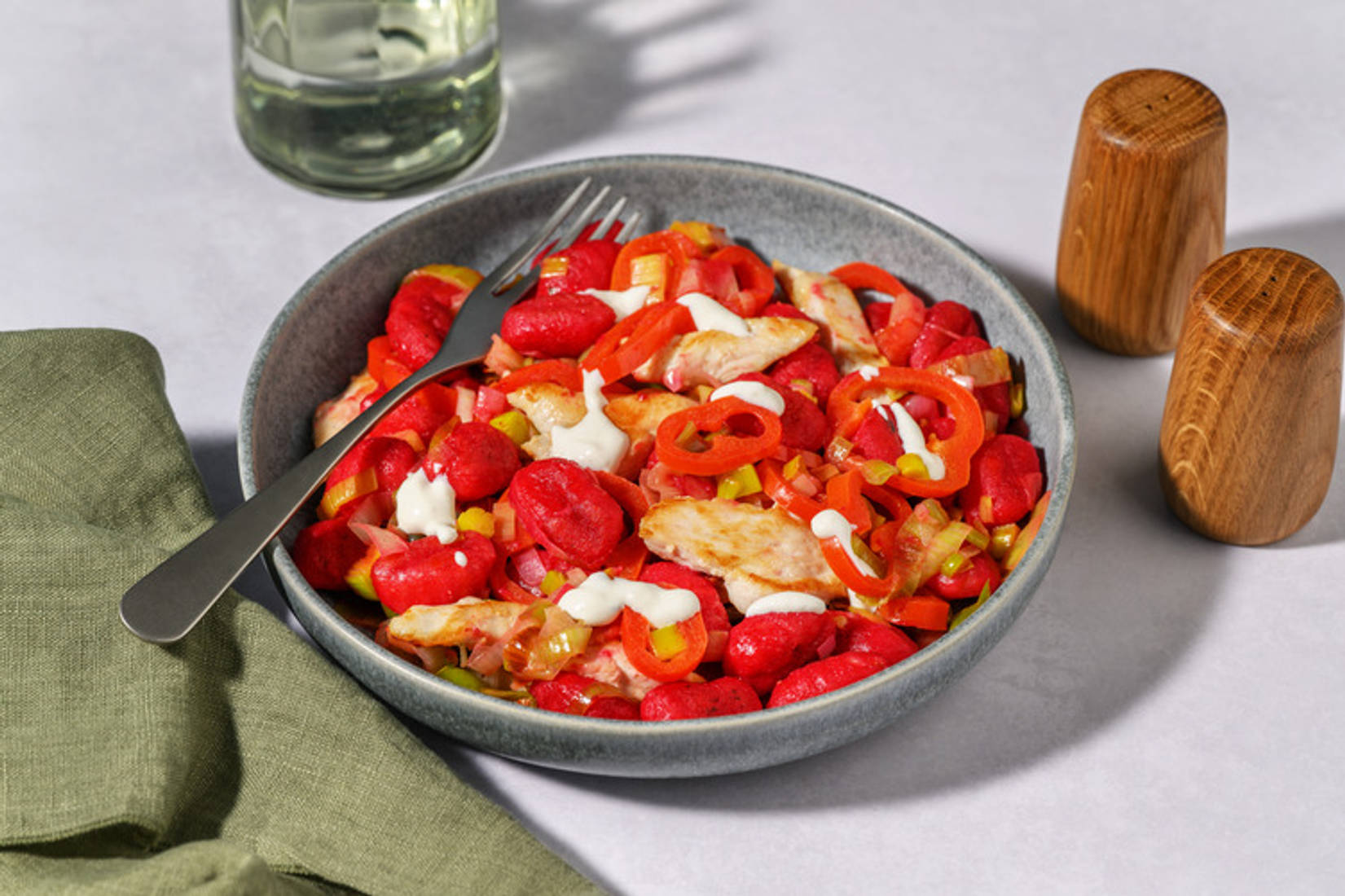 One-Pan Rote Beete-Gnocchi mit Bio-Hähnchen