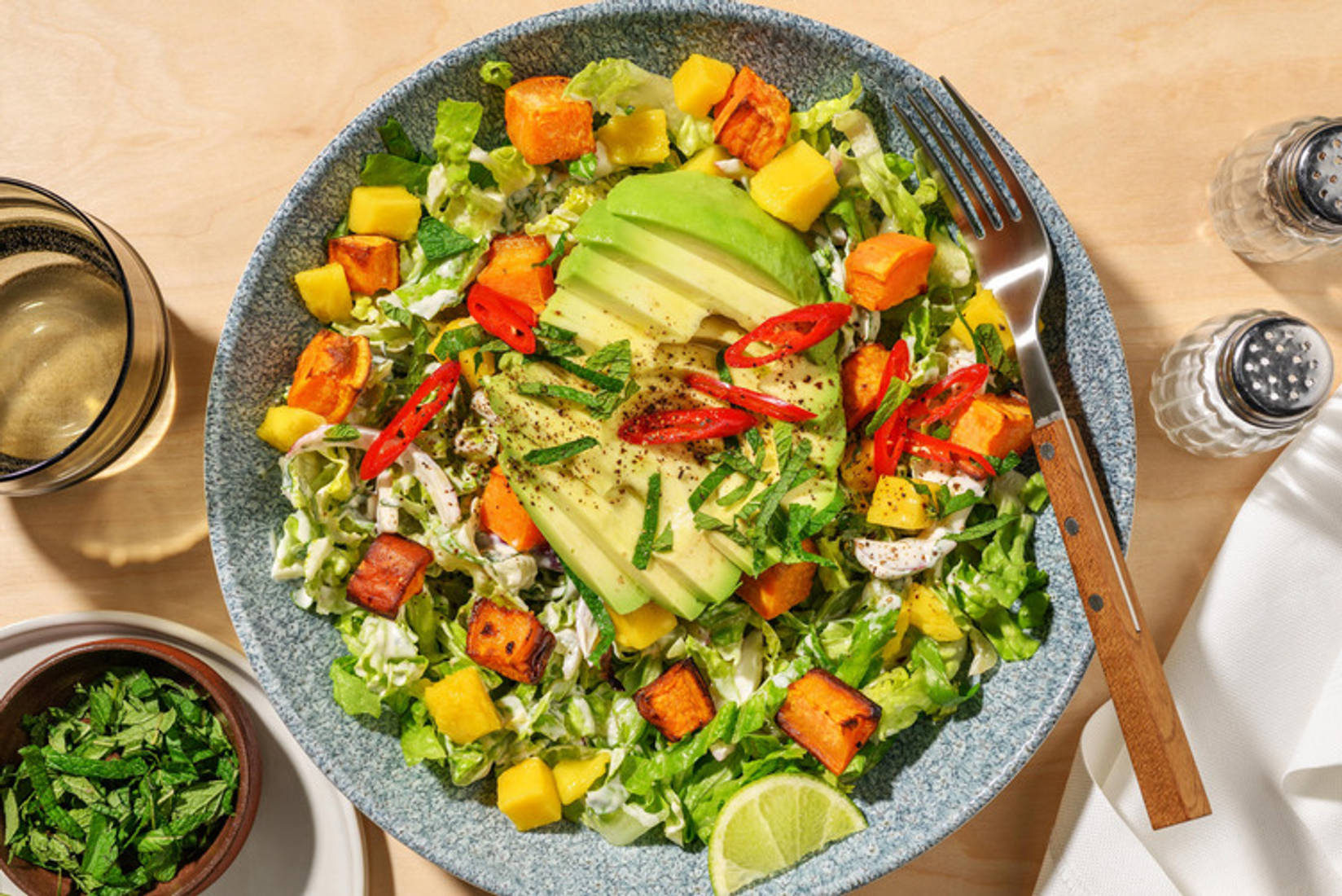 Tropische Salat-Bowl mit Süsskartoffel 