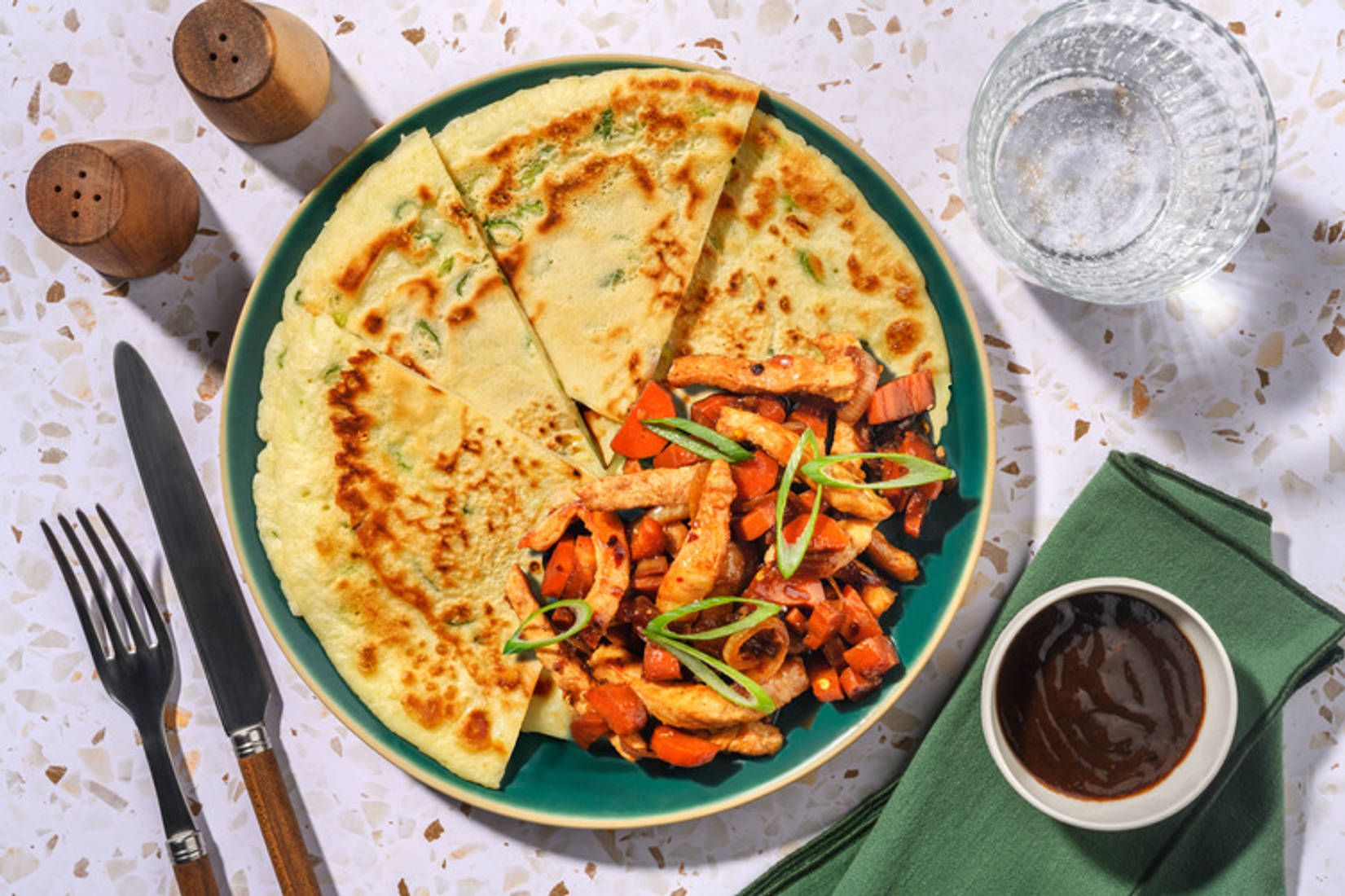 Frühlingszwiebel-Pancakes mit spicy Schweinefilet