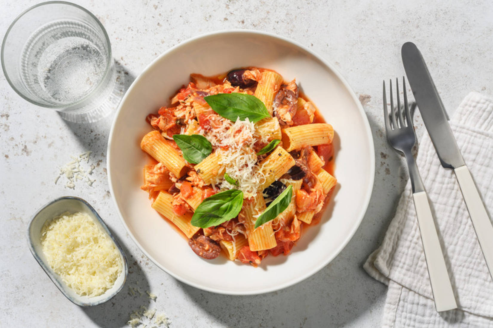Pasta in Thunfisch-Tomatensoße