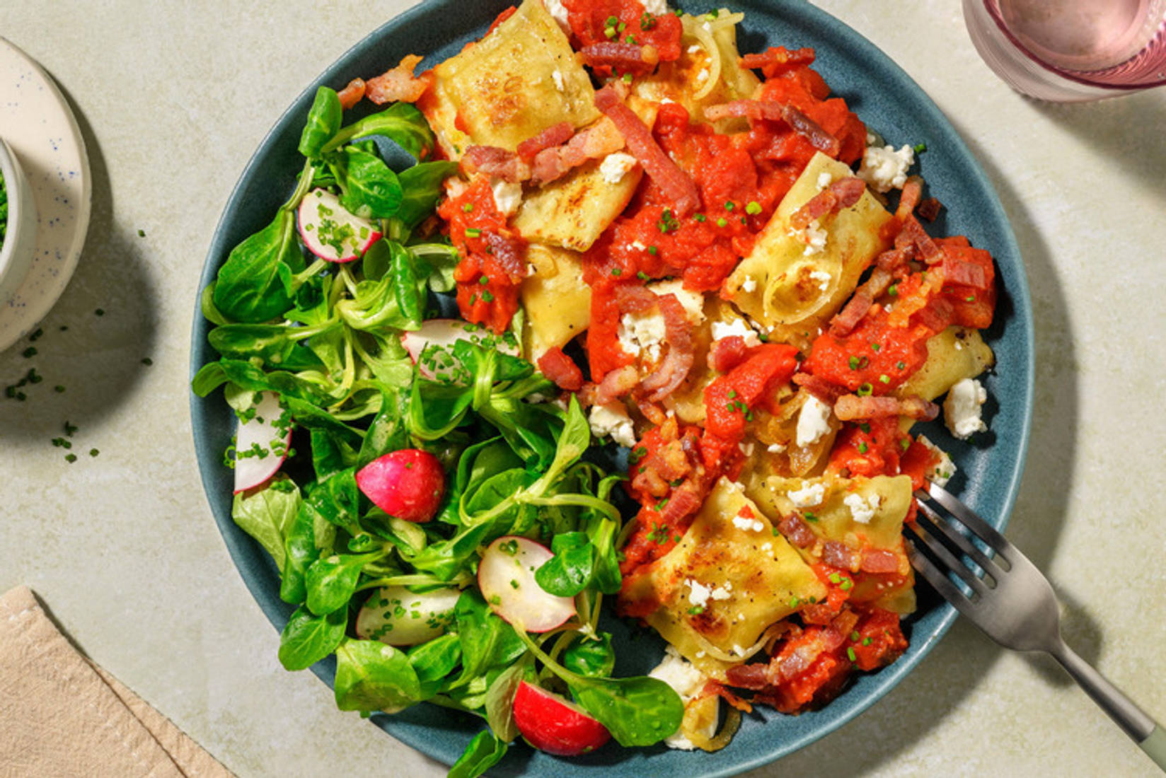 Maultaschen mit Tomatensoße und extra Bacon