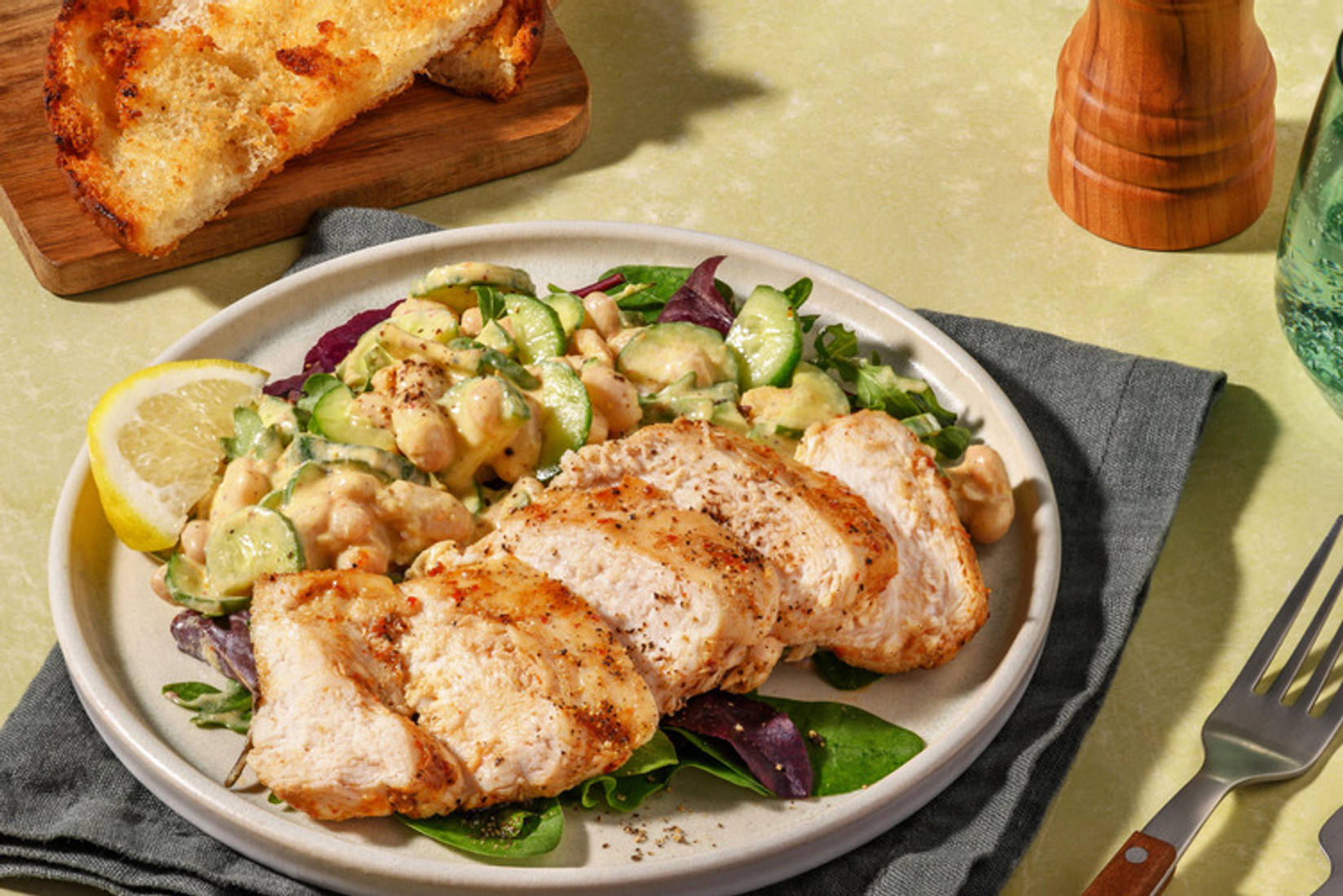 Harissa-Bio-Hähnchenbrust mit Knoblauchbrot