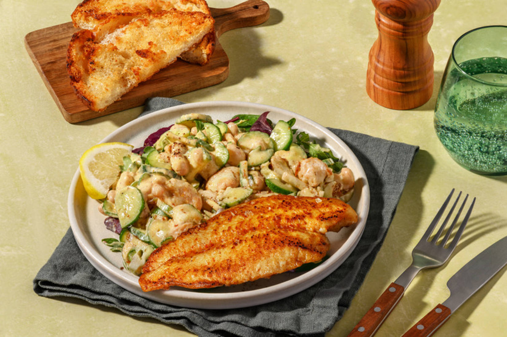 Harissa-Fischfilet mit knusprigem Chnoblibrot