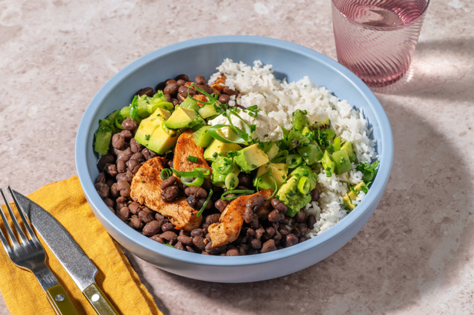 Bunte Burrito-Bowl mit Bio-Hähnchen
