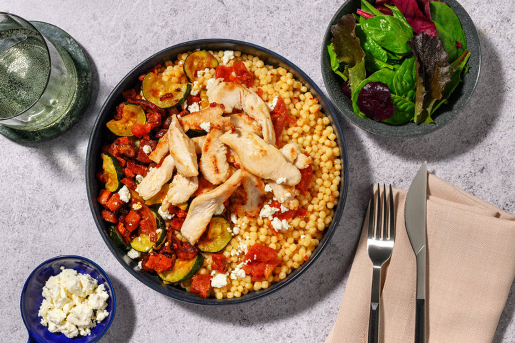 Perlencouscous mit Chorizo, Hirtenkäse und extra Hähnchen