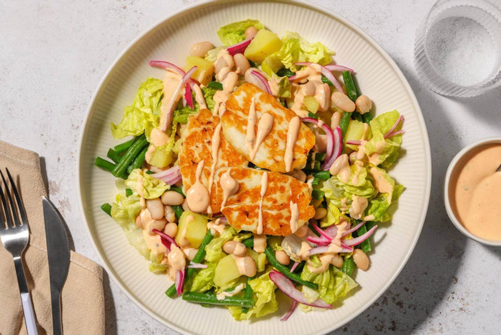 Fusion Niçoise mit Bio-Halloumi und Sriracha-Sesam-Mayo