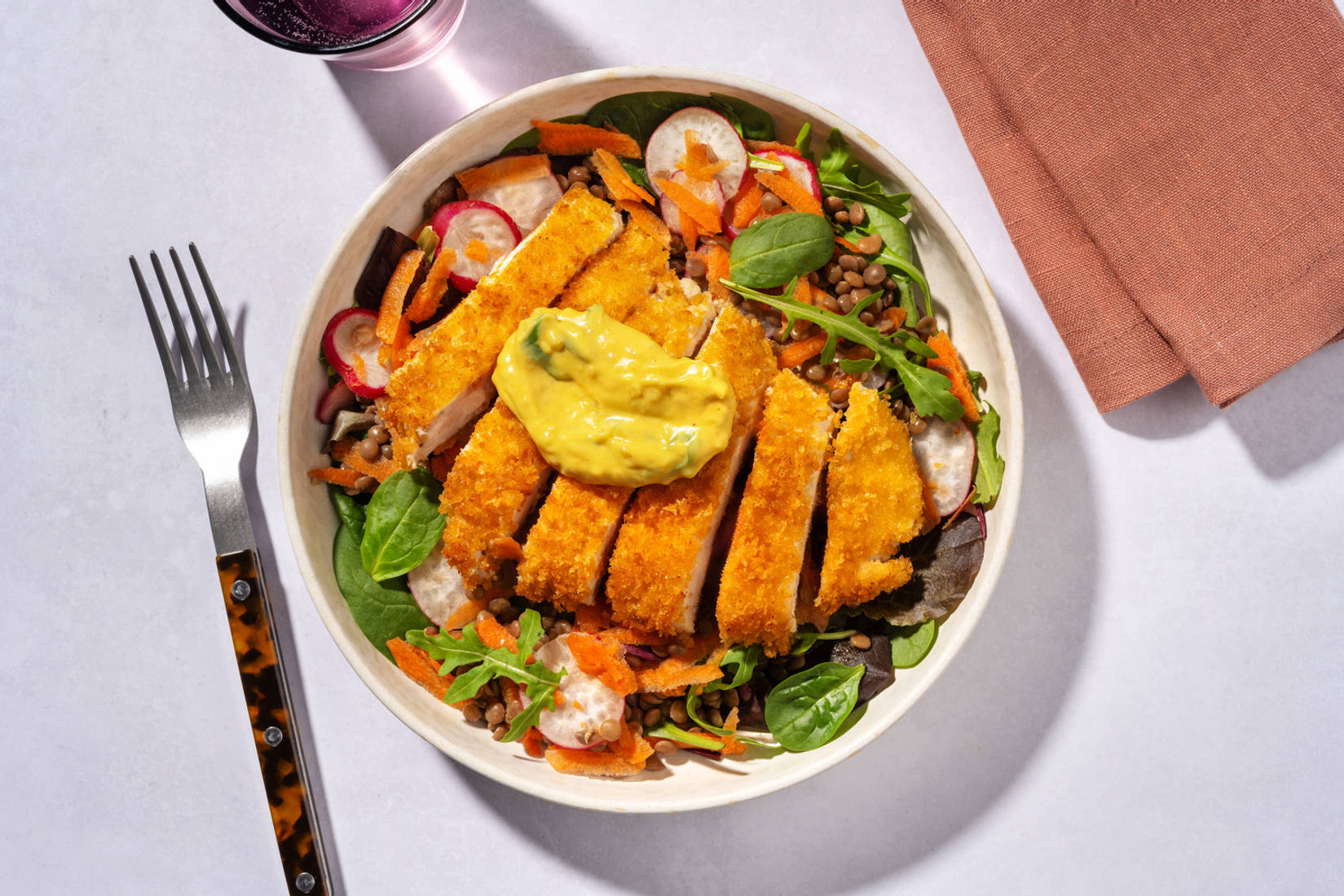 Knuspriges Fischfilet auf buntem Salat mit Senfdressing