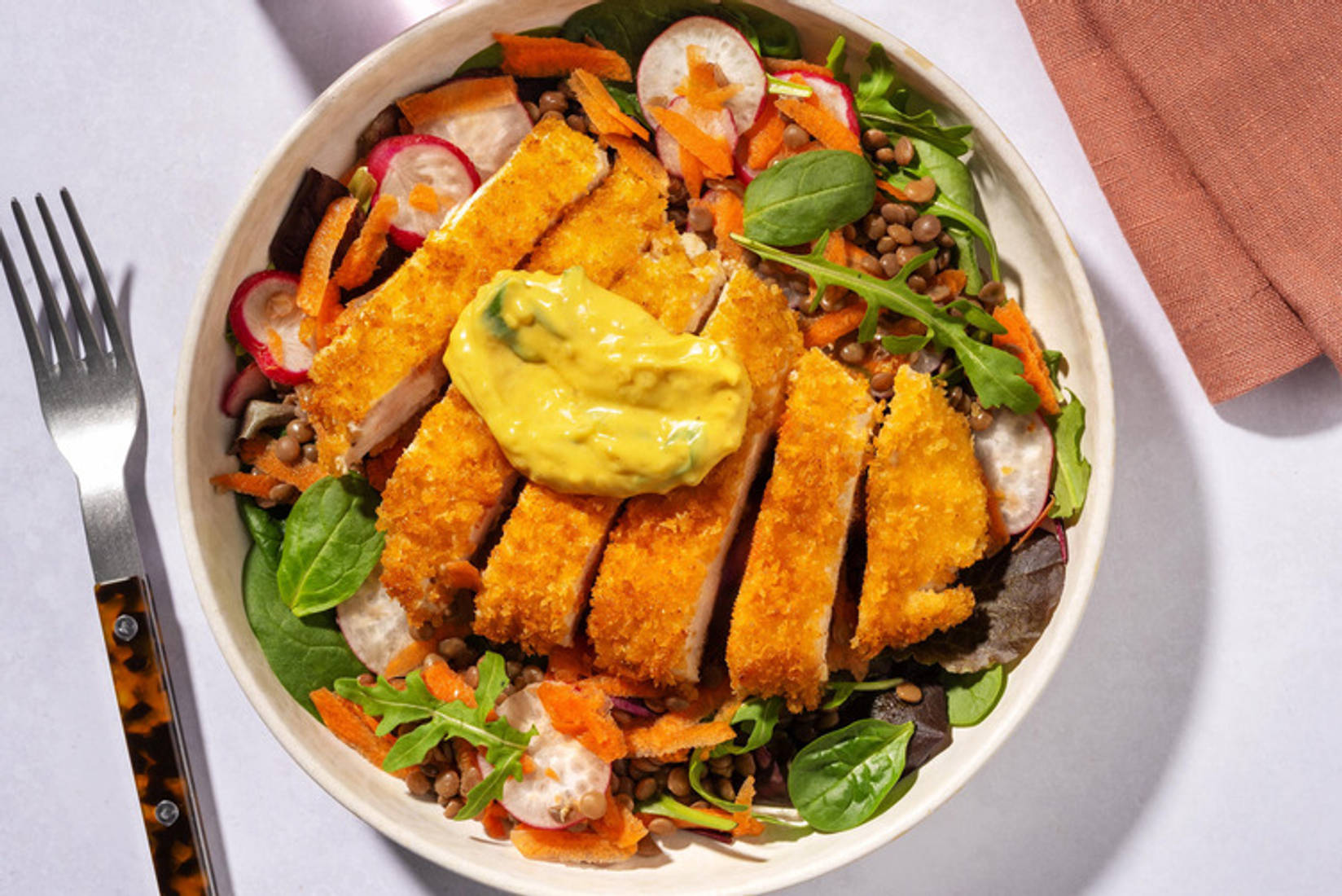 Knuspriges Bio-Hähnchenfilet auf buntem Linsensalat