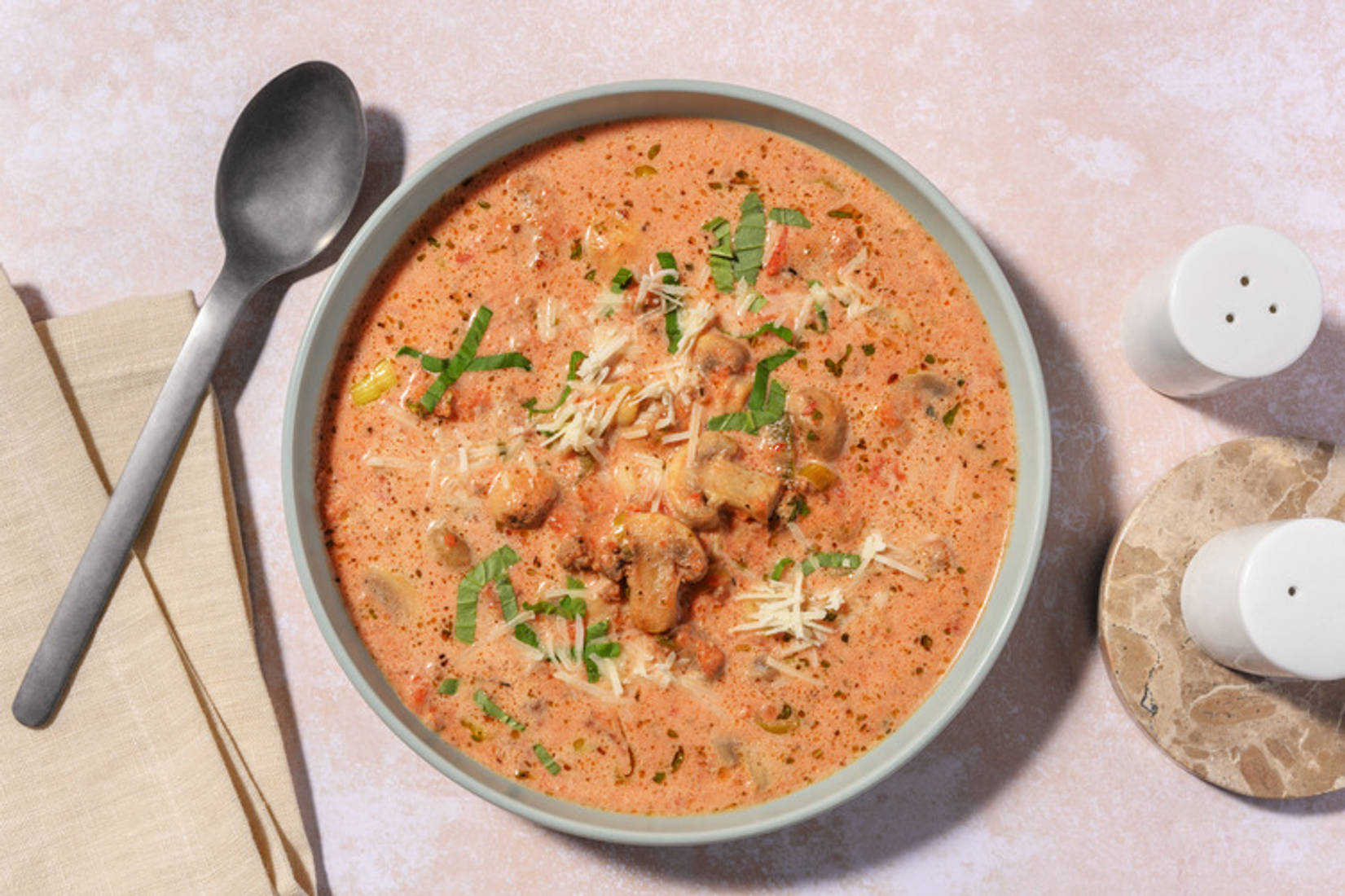 Pizza-Suppe mit Hackfleisch und Champignons,