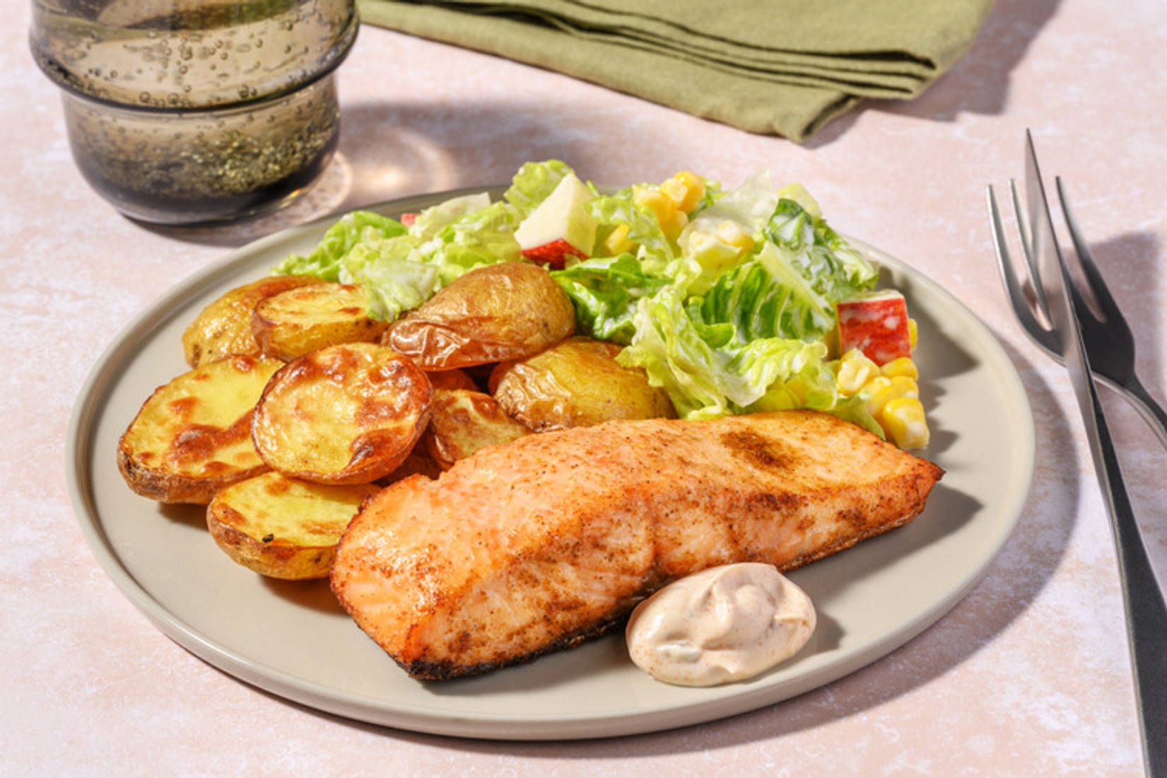 Cajun-Lachs mit Salat in Buttermilch-Dressing
