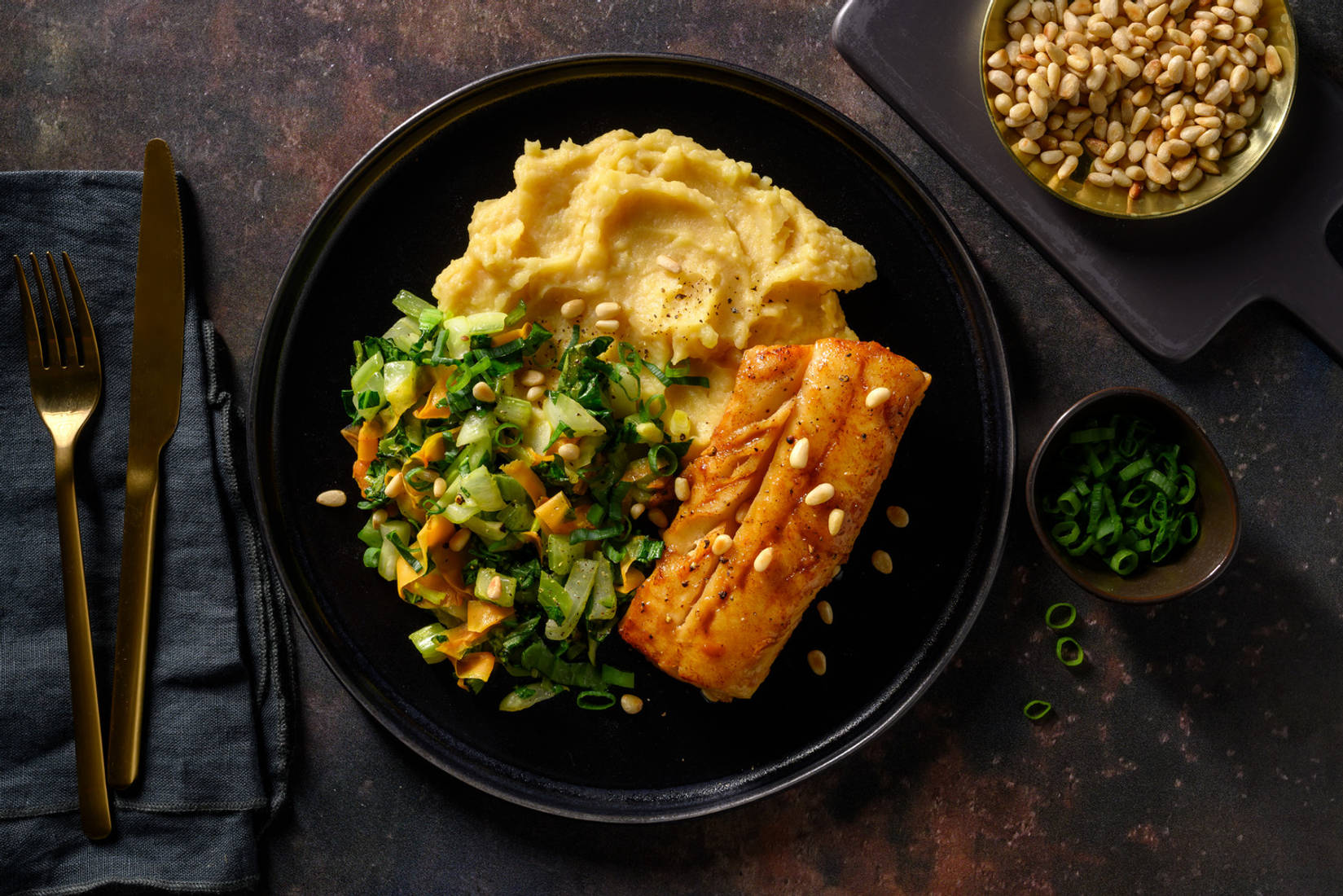 Kabeljauwfilet in miso-ponzusaus met pijnboompitten en paksoi