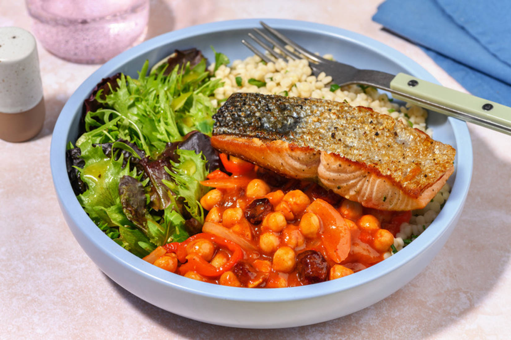 Kichererbsen-Dukkah-Bowl mit extra Lachsfilet