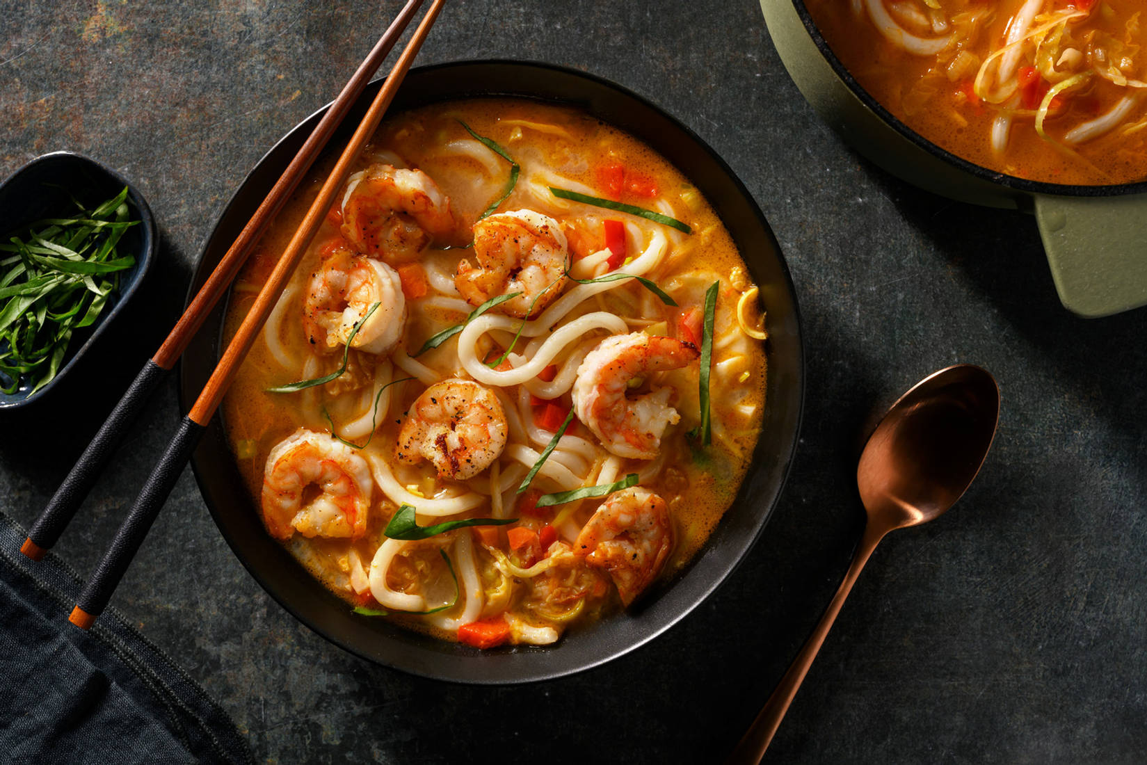 Soupe de nouilles, grosses crevettes, basilic thaï