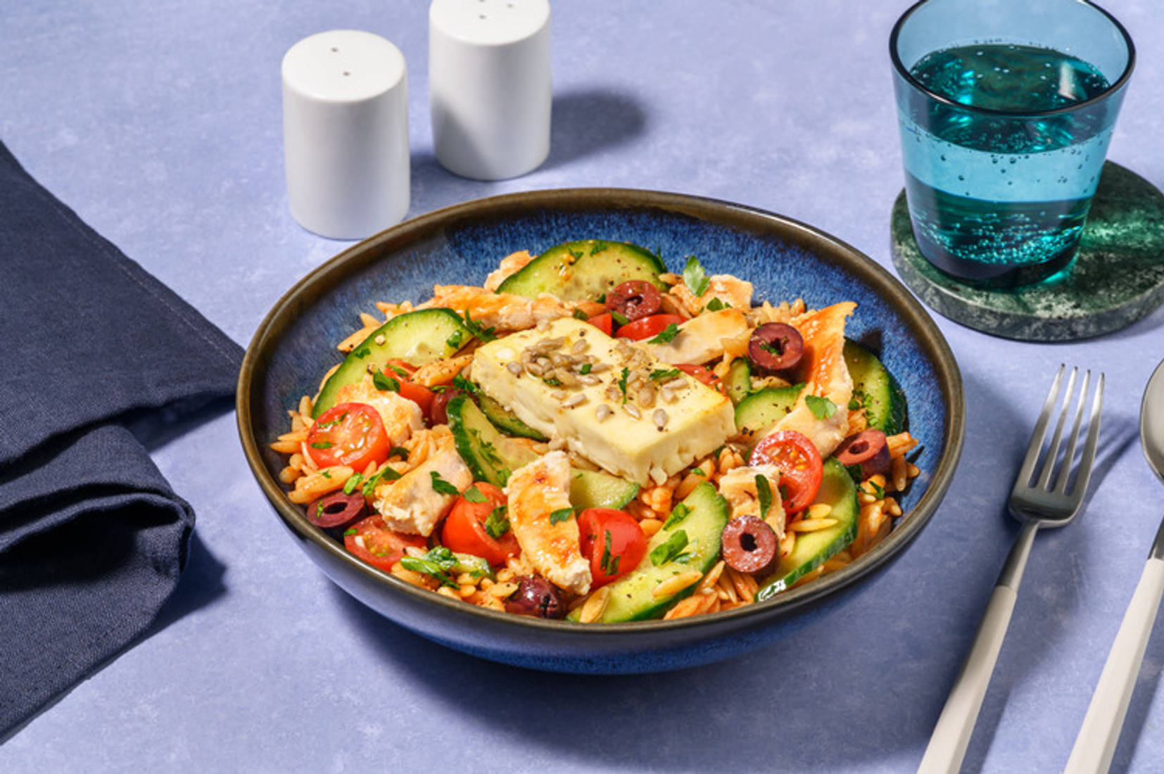 Griechischer Orzo-Salat mit extra Bio-Hähnchenstreifen