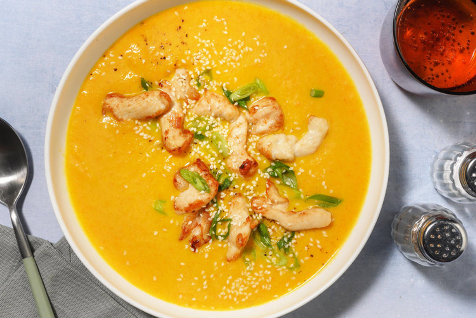 Scharfe Karotten-Suppe mit Bio-Hähnchen 