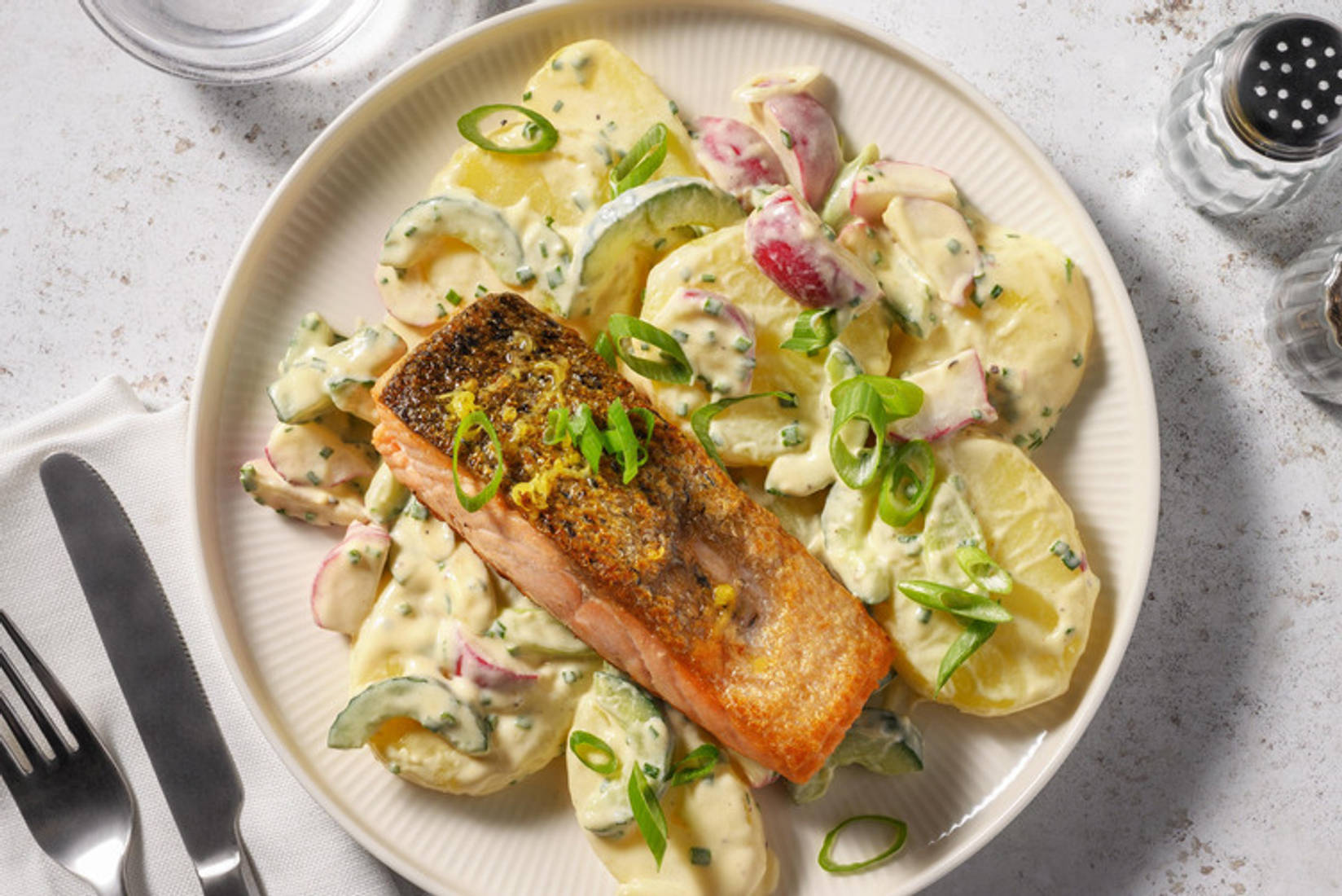 Zitroniges Lachsfilet aus der Pfanne