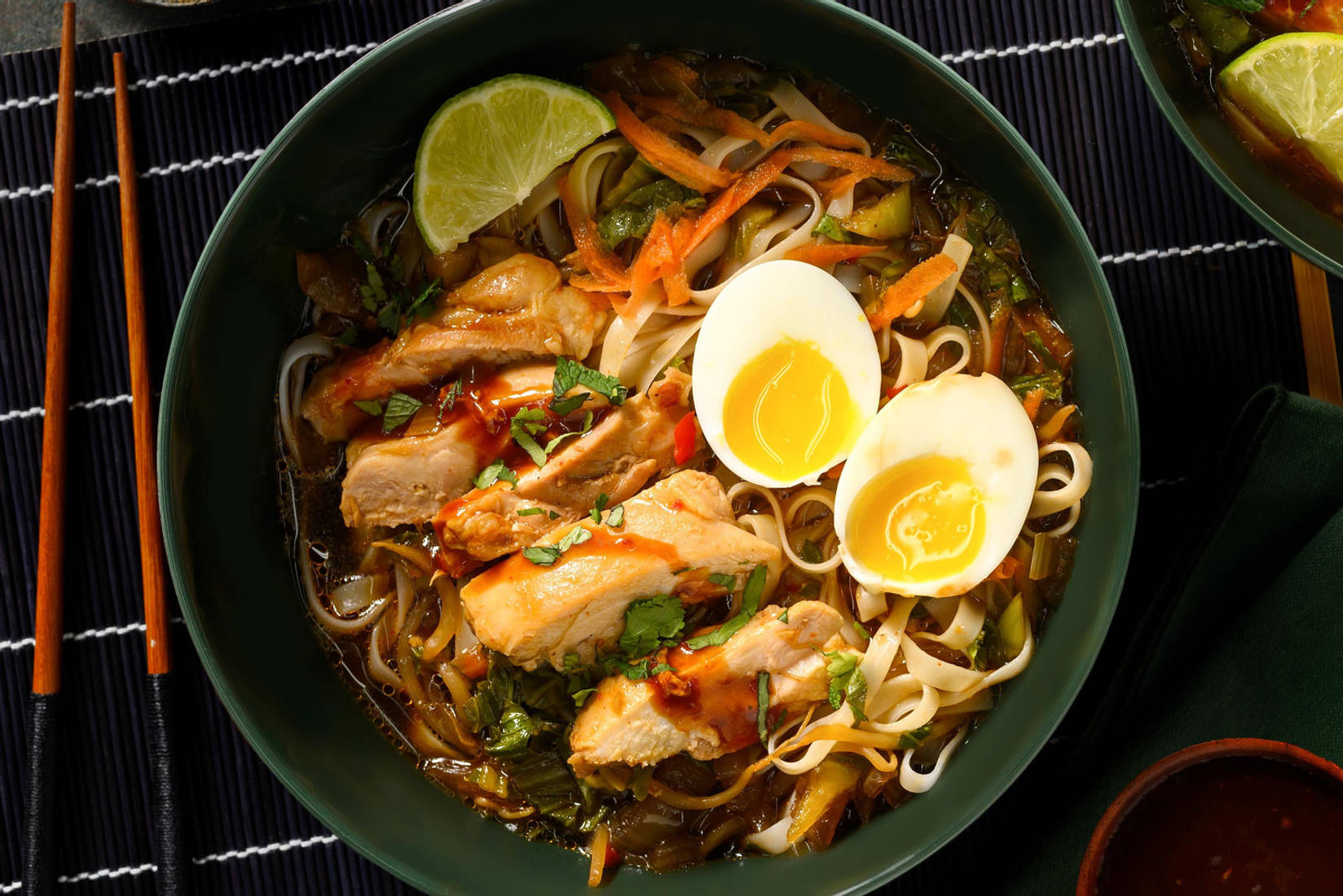 Fusion noedelsoep met kip en sticky geglaceerde eieren