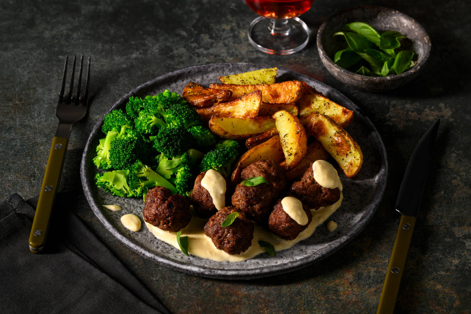 Provençaalse hertengehaktballetjes met kaassaus