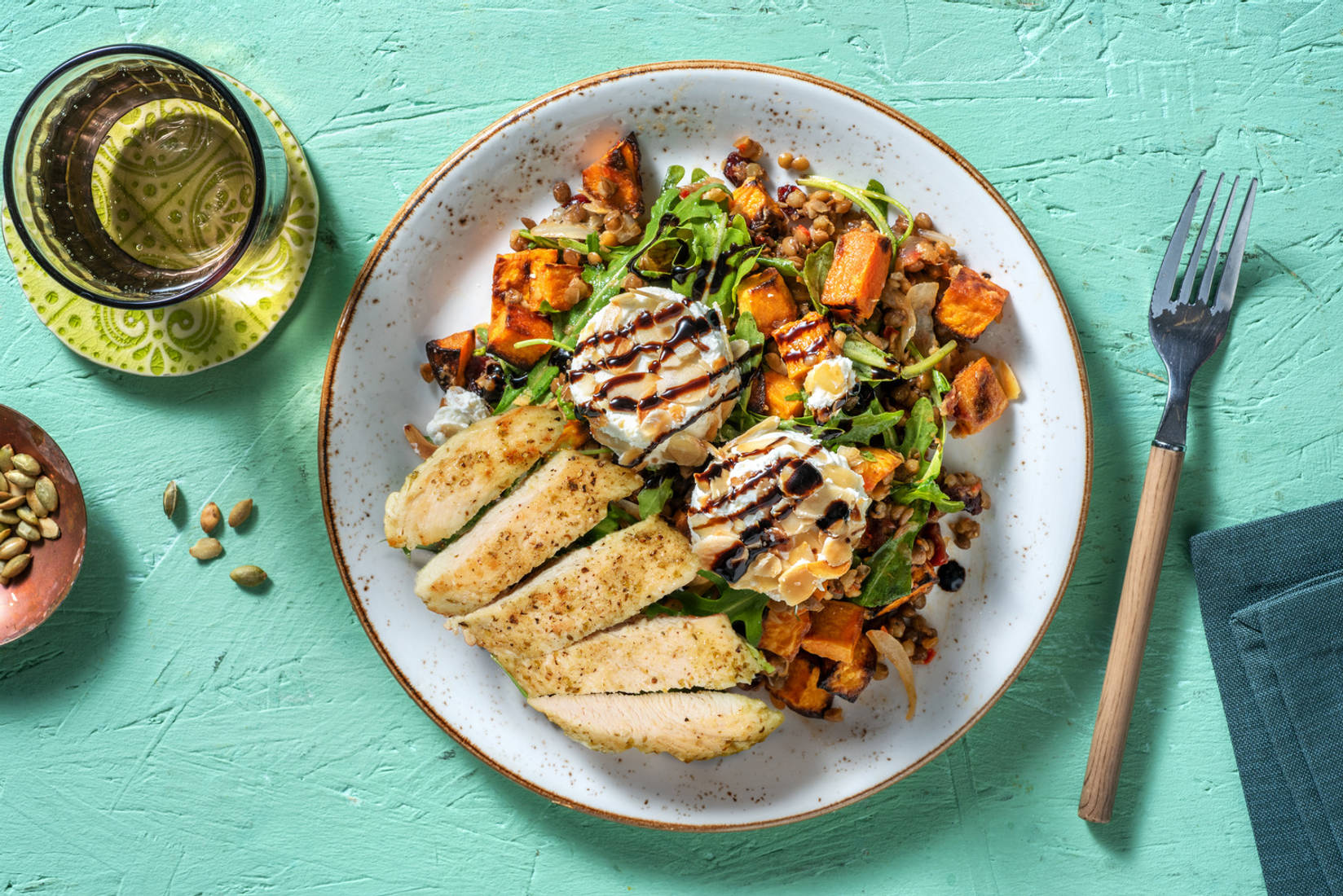 Mandel-Ziegenkäse auf Linsensalat mit extra Bio-Hähnchen