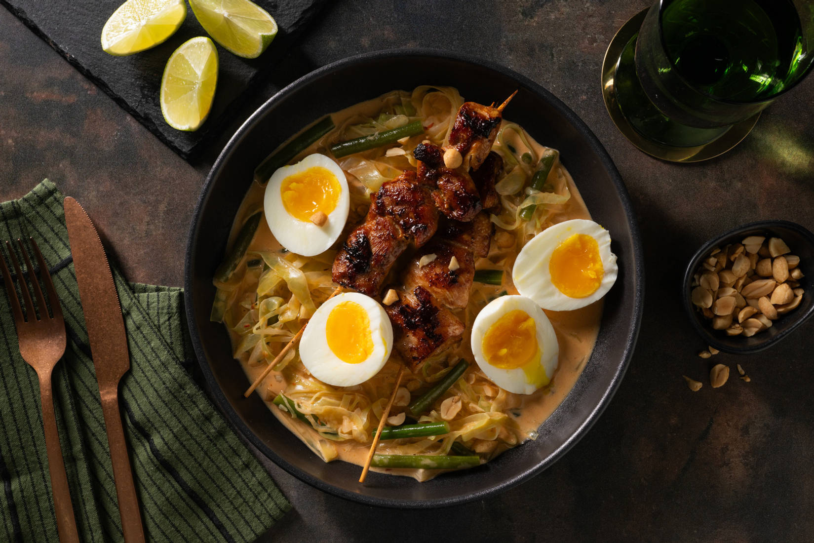 Kipspiesen met met kokos-limoensperziebonen