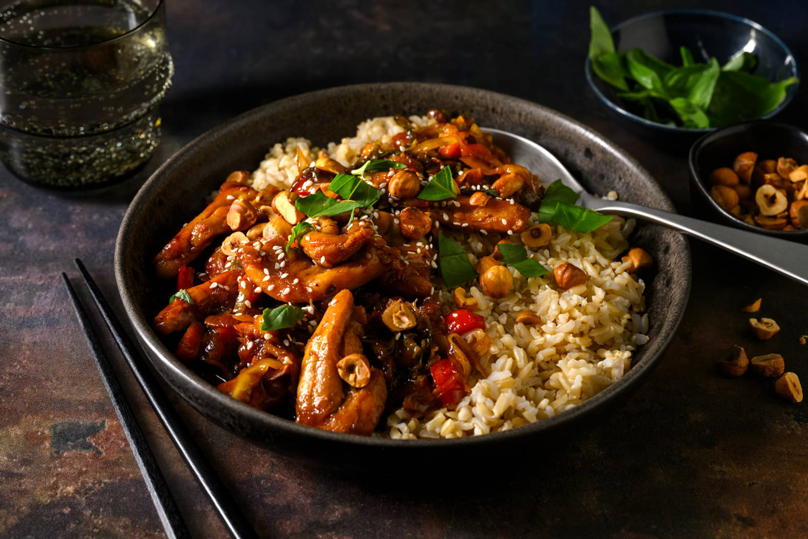 Poulet laqué sauce hoisin et basilic thaï