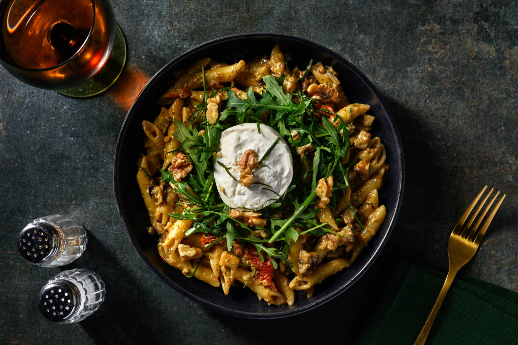 Penne à l'aubergine en sauce crémeuse et burrata