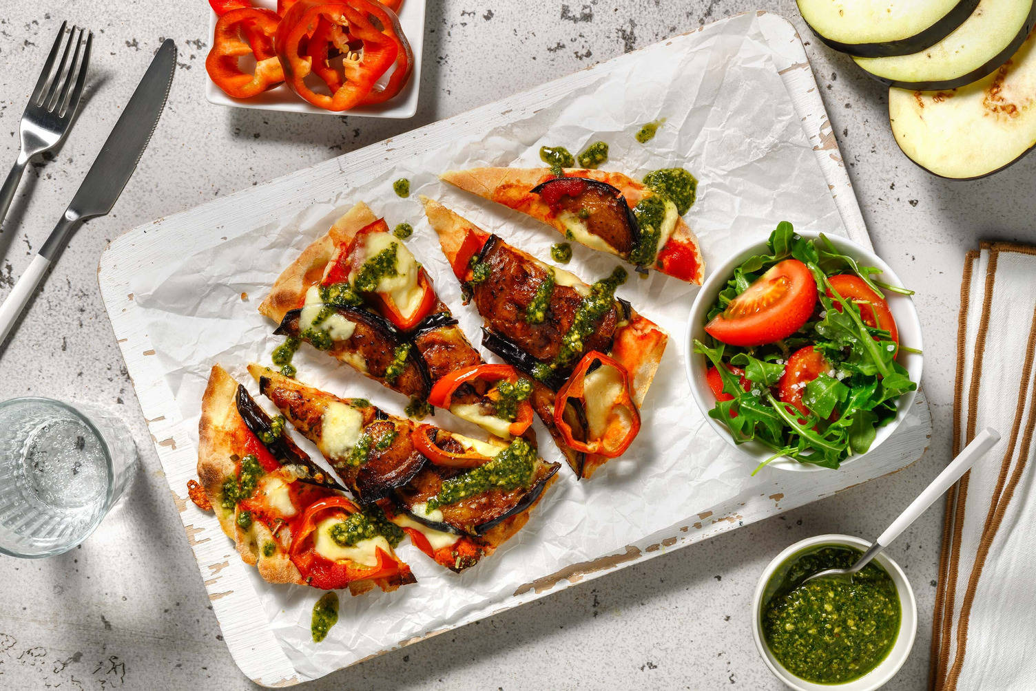 Naanpizza met aubergine en mozzarella