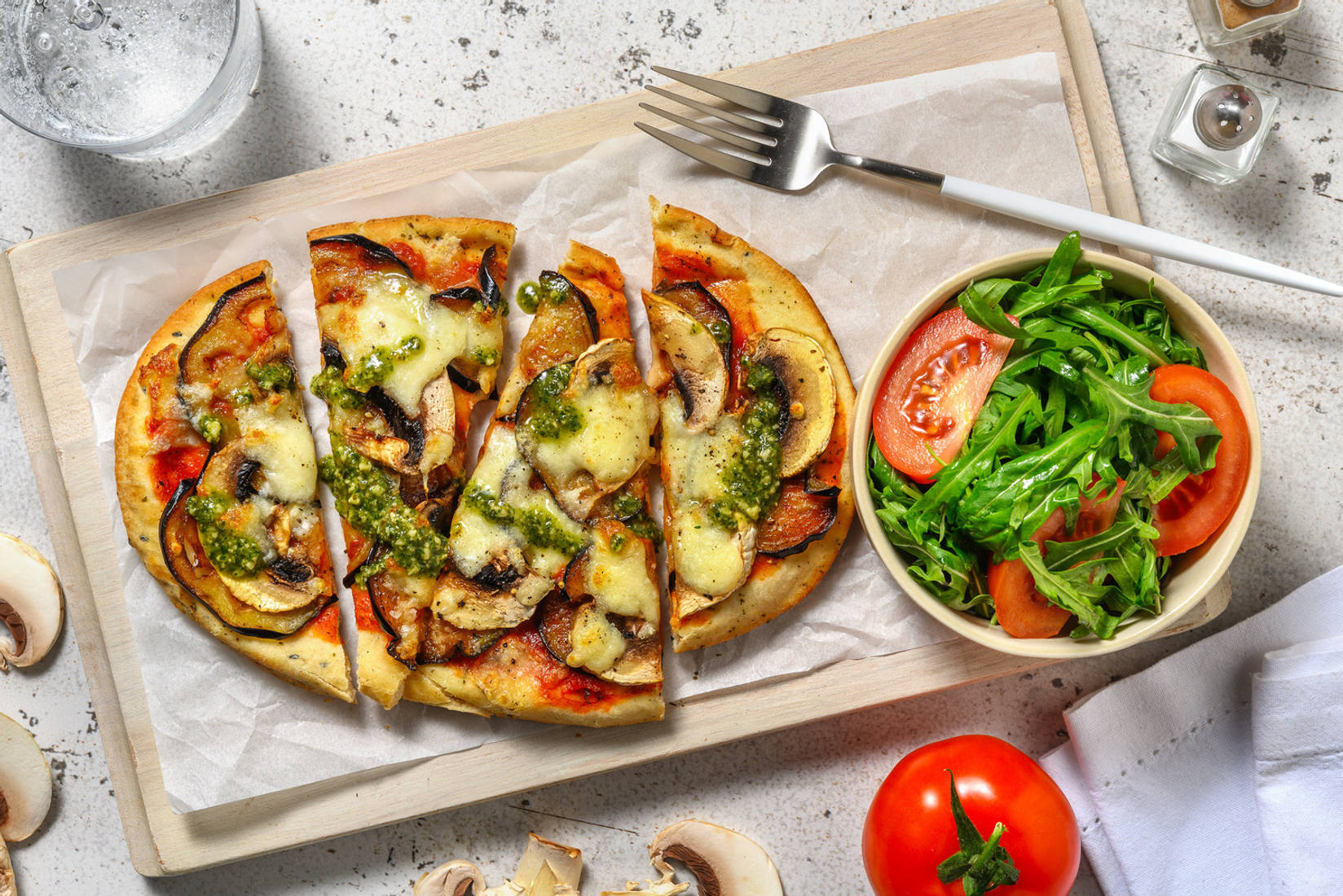 Pizza sur pain naan à l'aubergine et mozzarella