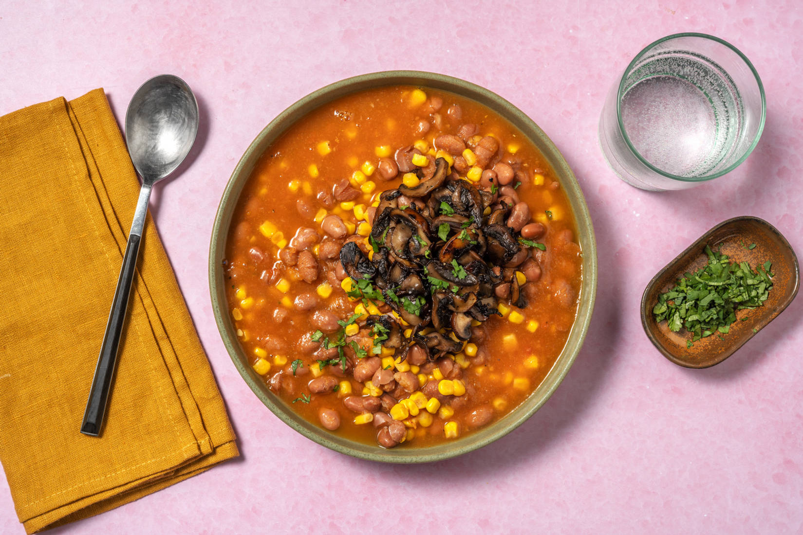 Pozole mexicano de verduras y frijoles