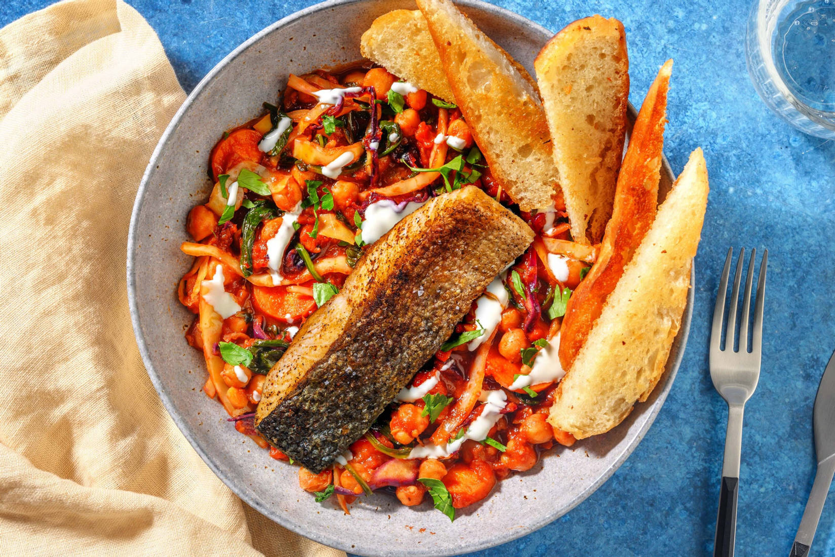 Tomatige Harissa-Aprikosen-Kichererbsen mit extra Lachs