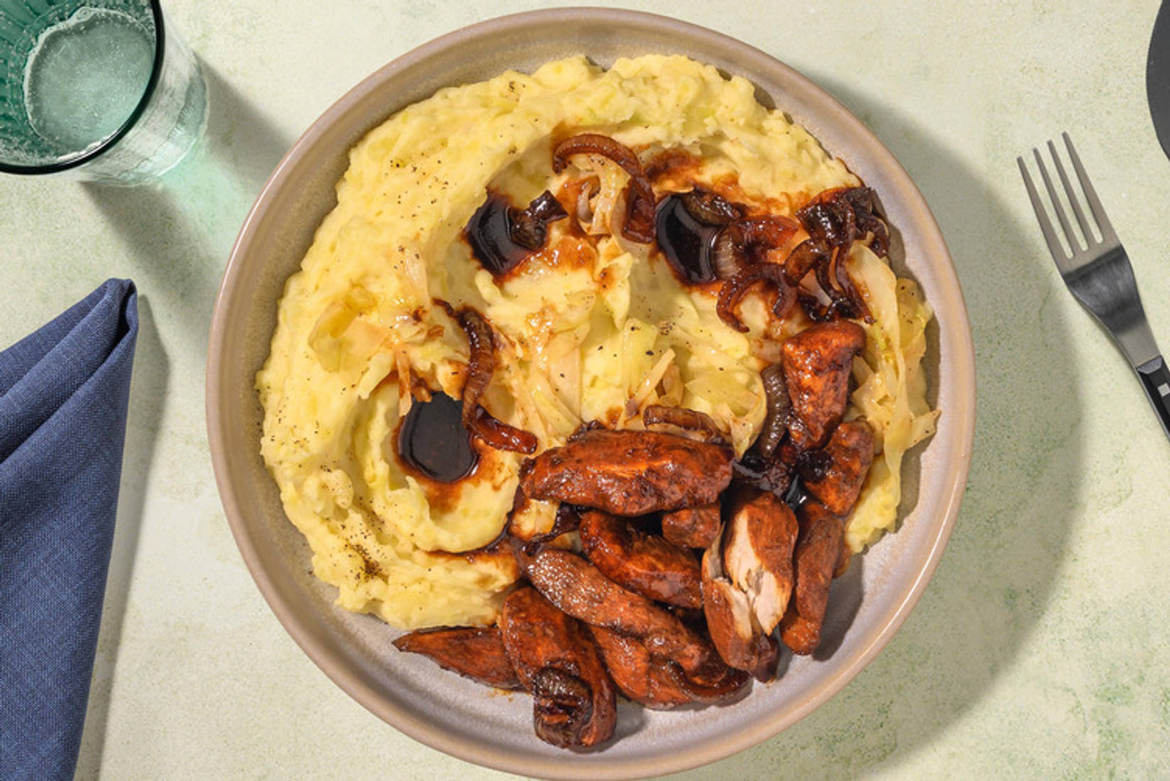 Glasierte Bio-Hähnchenstreifen auf Umami-Kartoffelstampf