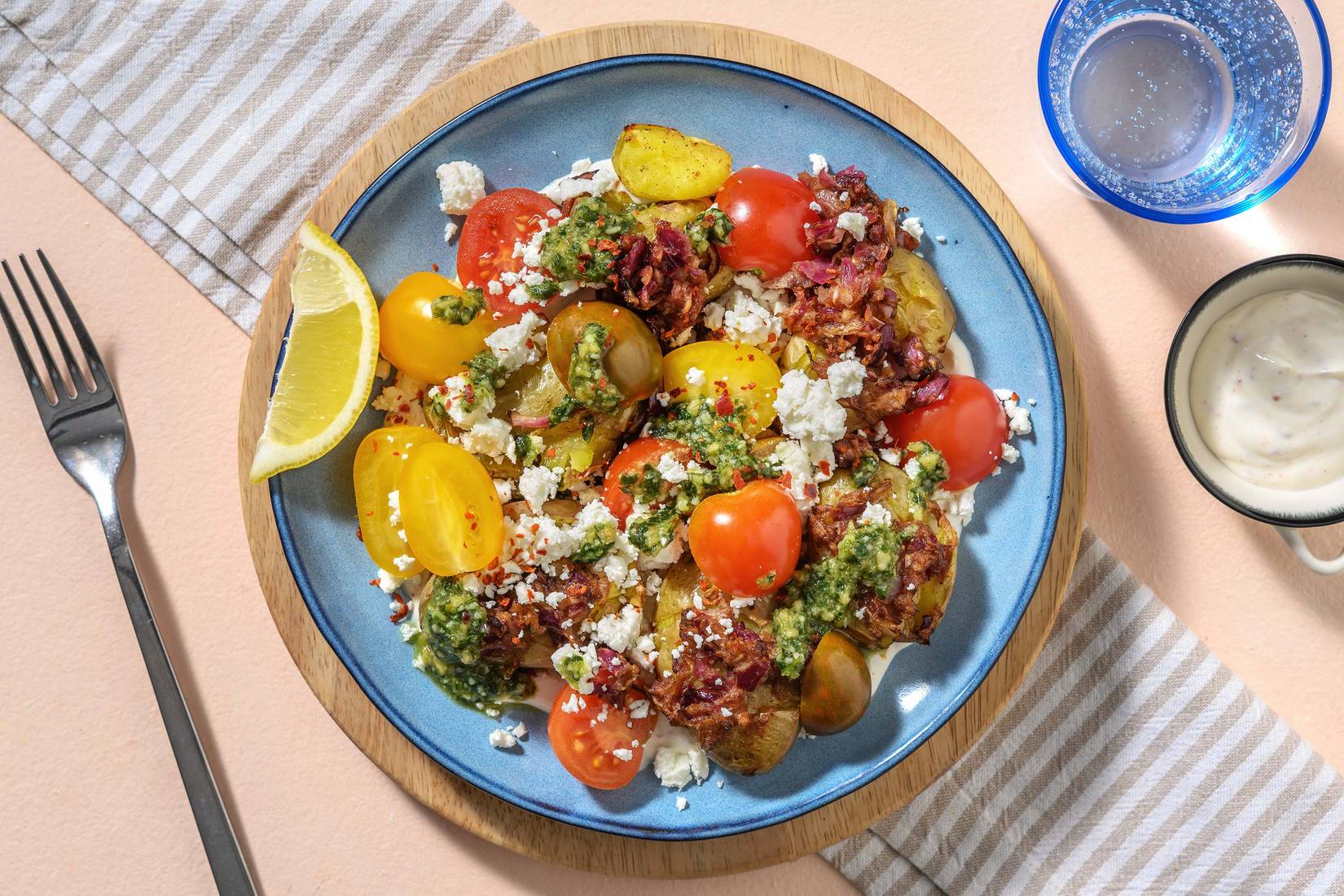 Bärlauchpesto auf Knusperkartoffeln mit Hirtenkäse