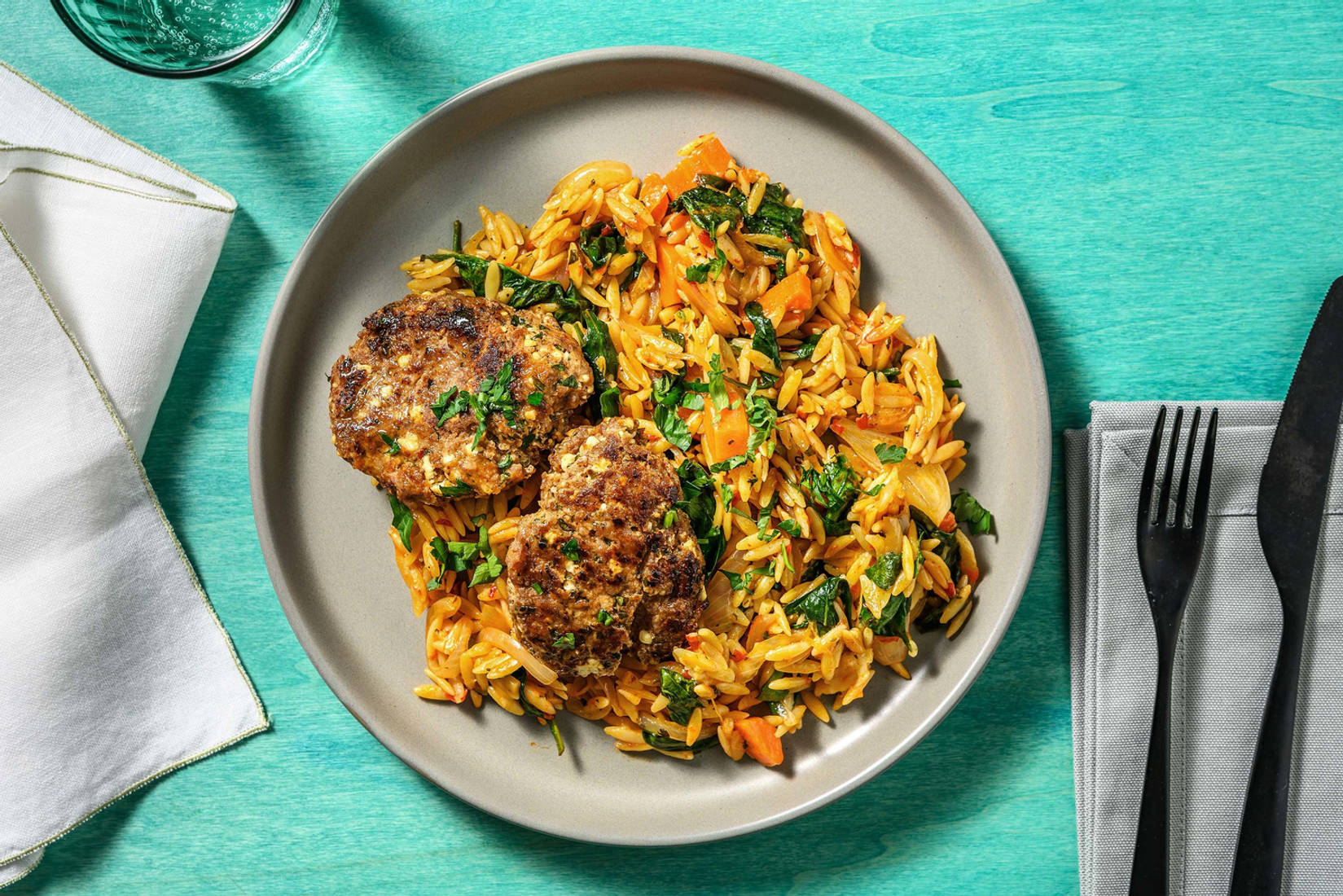 Bifteki mit Hirtenkäse auf Orzotto