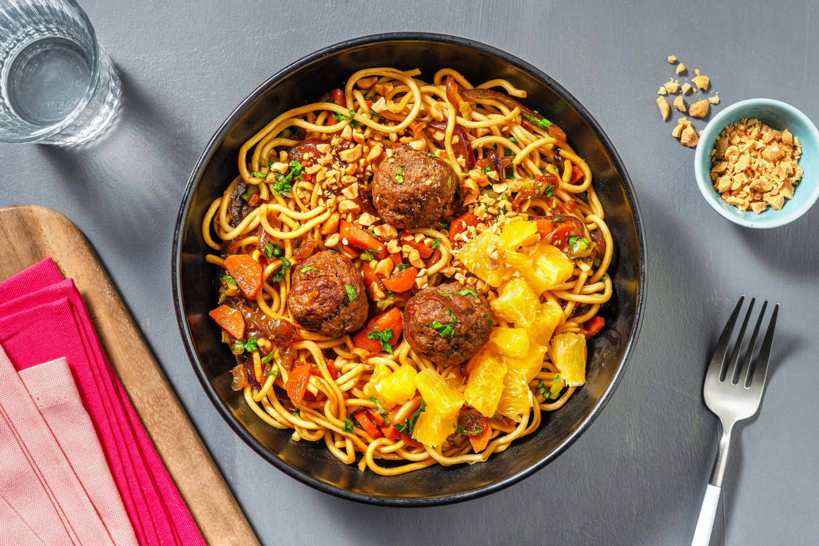 Boulettes de viande aux épices thaïlandaises, nouilles et orange