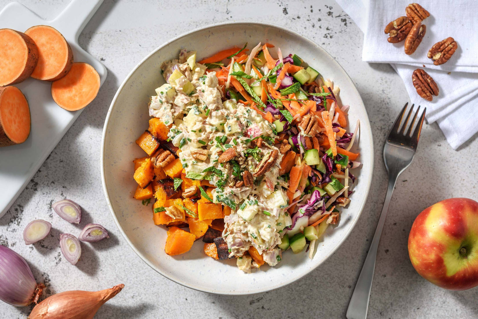 Bowl met gepofte zoete aardappel en frisse tonijnsalade