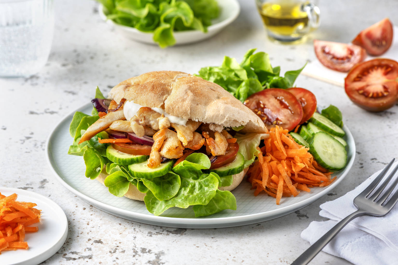 Gyros de poulet à l'aïoli sur pain turc