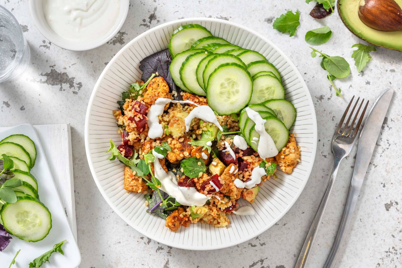 Bulgursalade met kipgyros en avocado