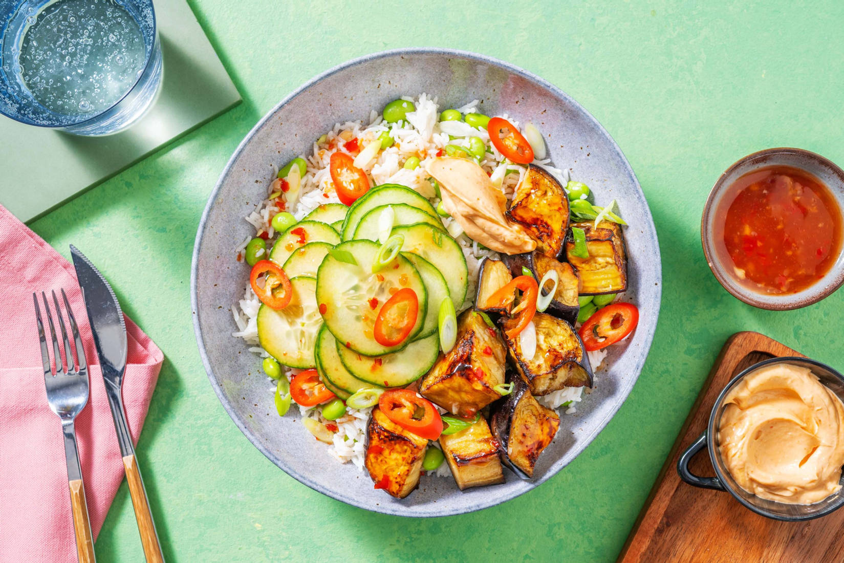 Bunte Bowl mit Edamame & glasierter Aubergine