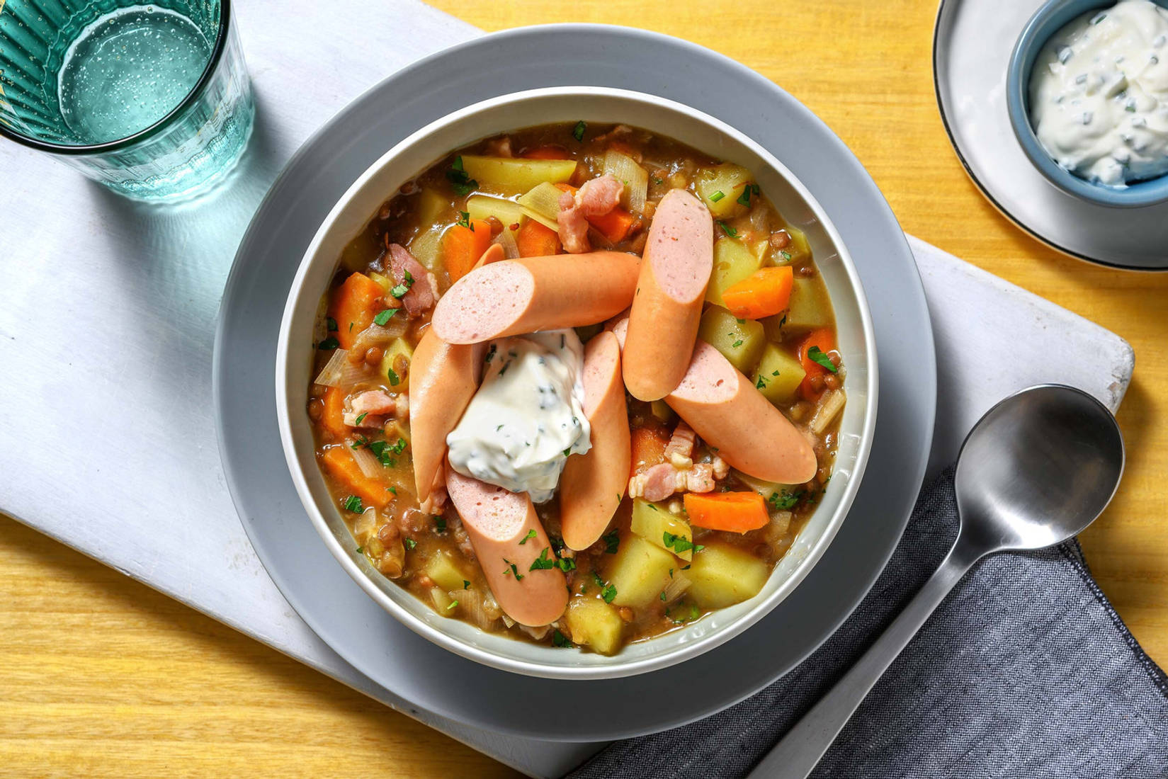 Bunter Linseneintopf mit Wiener Würstchen