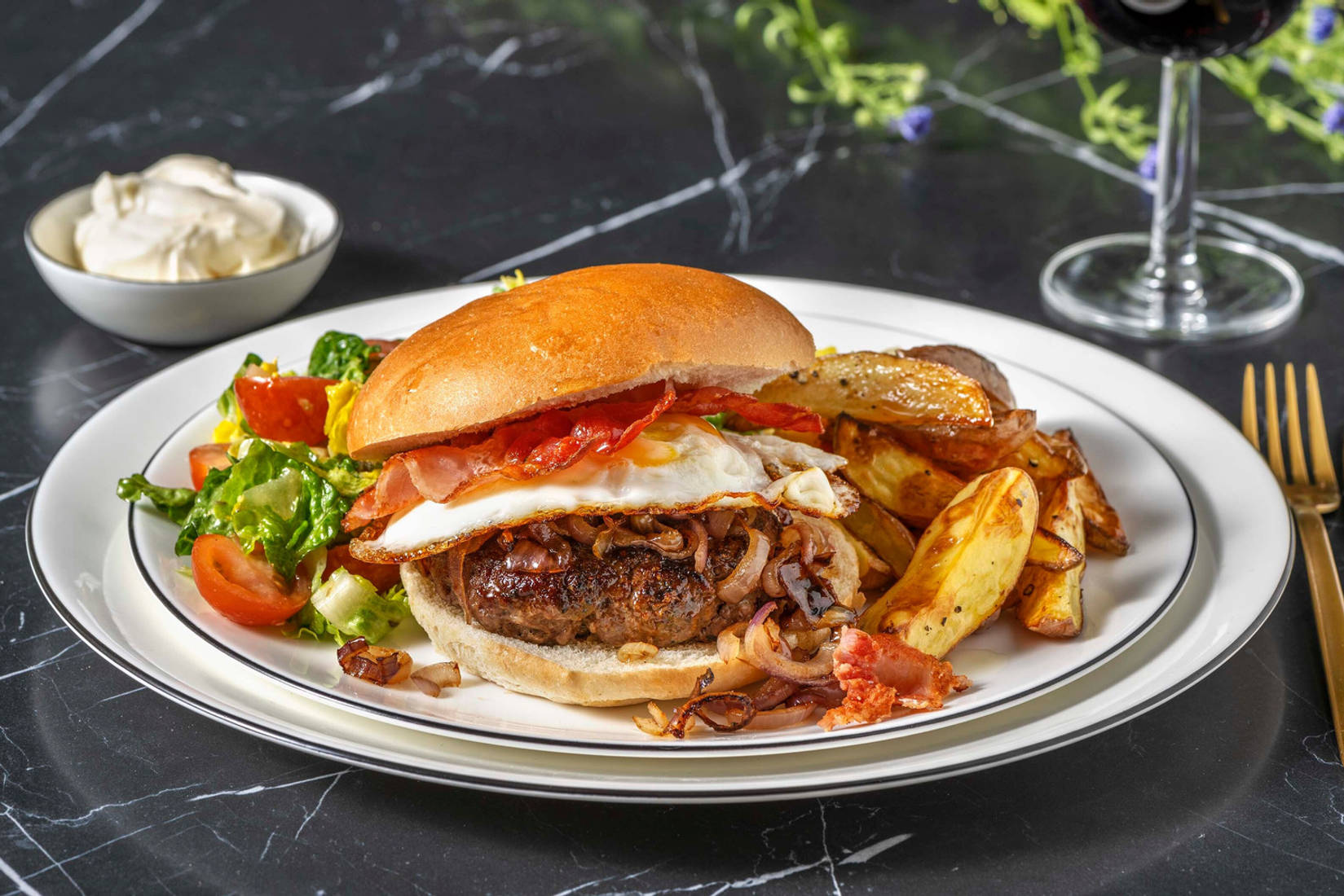 Burger de veau gourmet au lard avec un œuf au plat