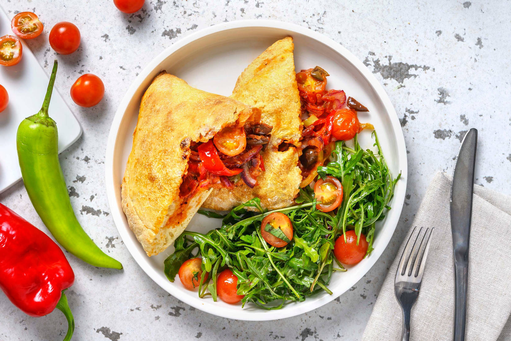 Calzone aux légumes, tomates cerises et olives