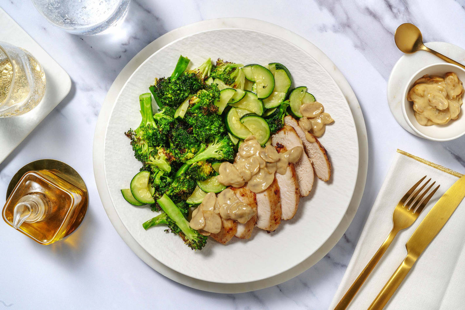 Hauts de cuisse de poulet dans une riche sauce aux champignons