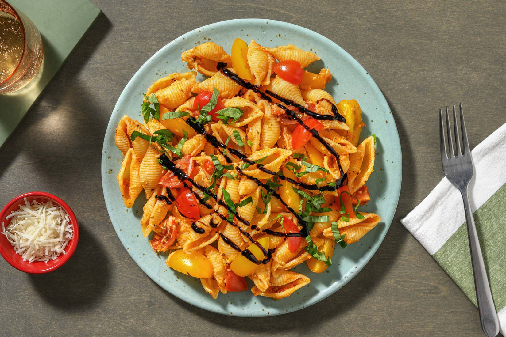 Conchiglie Bruschetta Art mit bunten Kirschtomaten