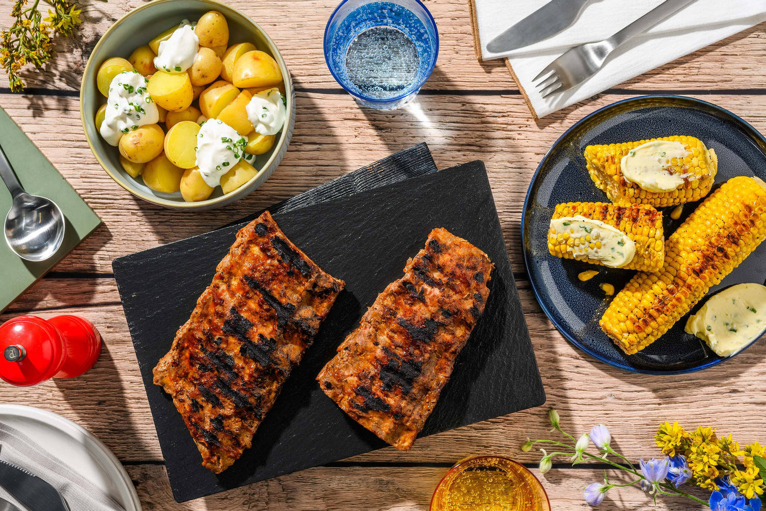 Côtes levées grillées aux épices BBQ et épis de maïs