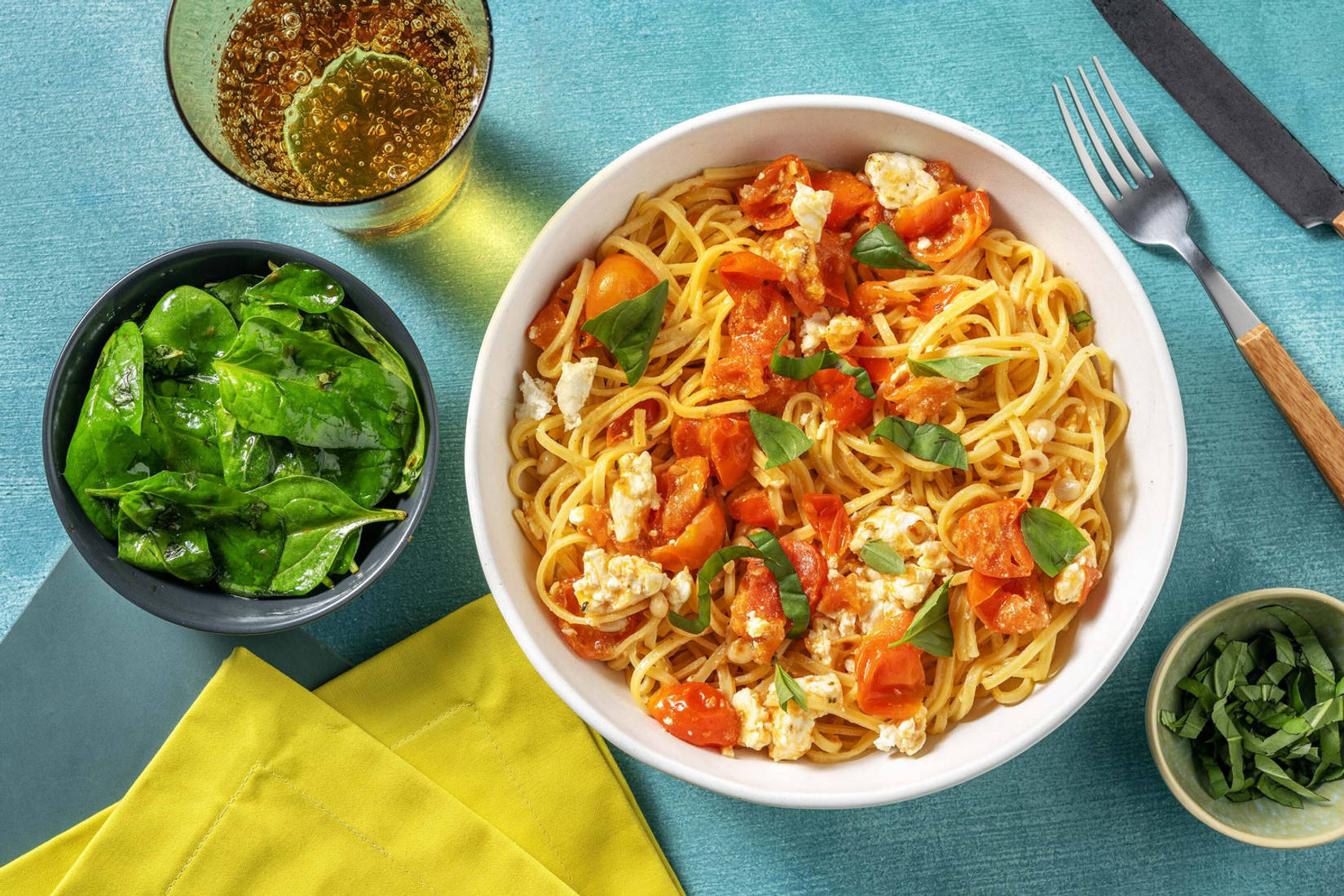 Cremige Hirtenkäse-Tomaten-Pasta mit Spinatsalat
