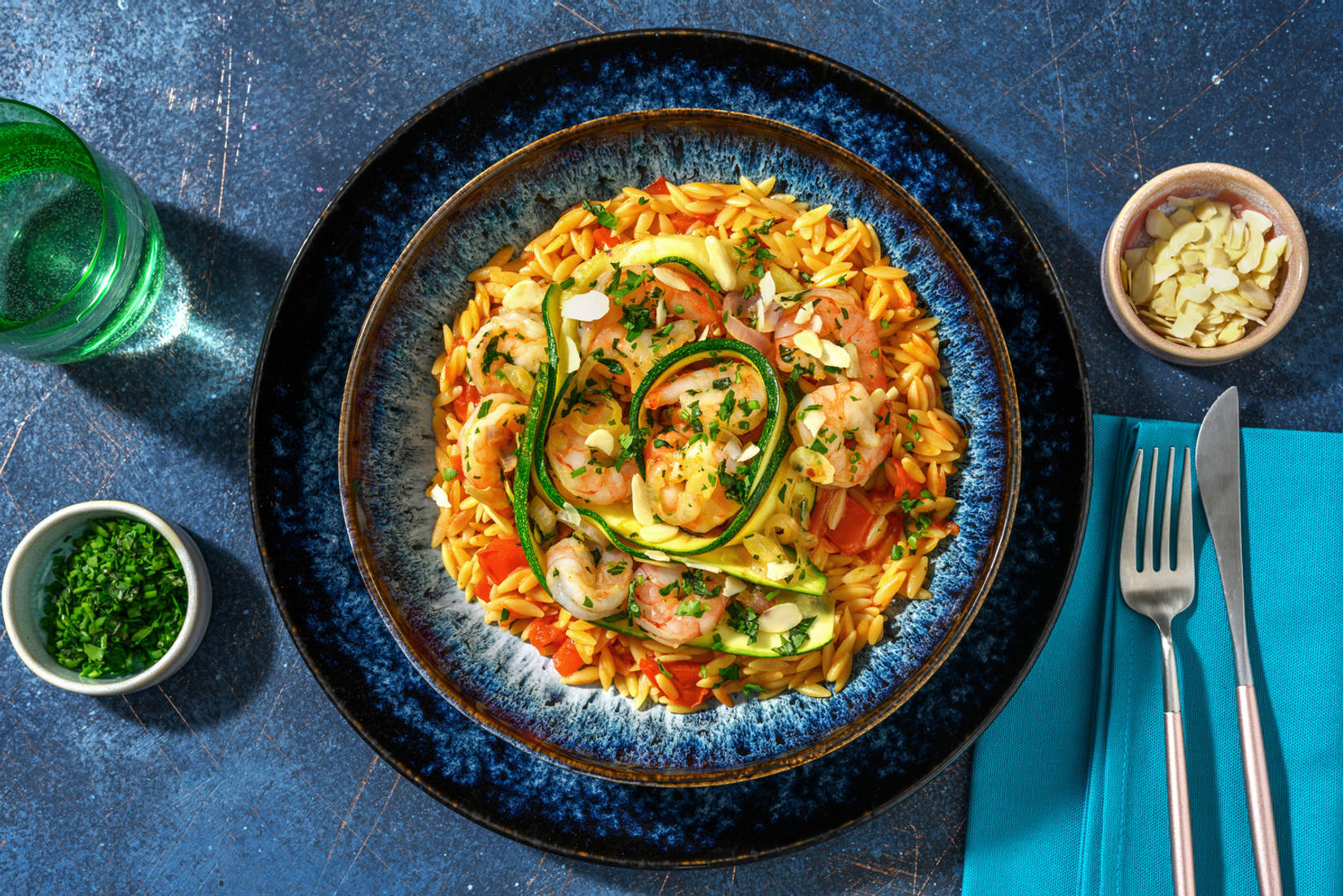 Orzo aux crevettes à l'ail et courgette